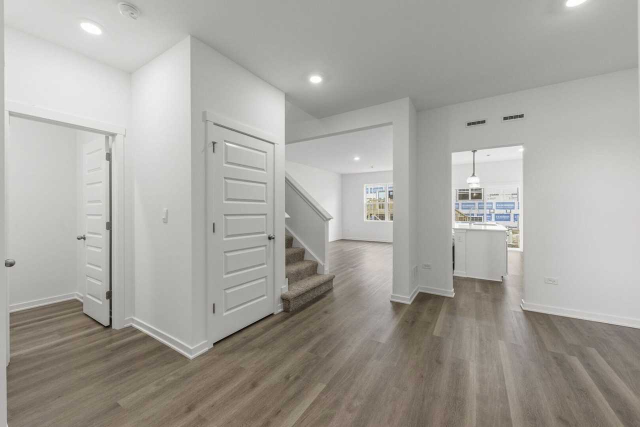 1733 Stable Ln - Photo 3 of 23