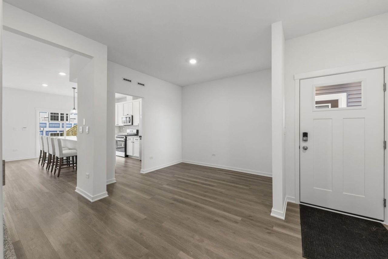 1733 Stable Ln - Photo 4 of 23