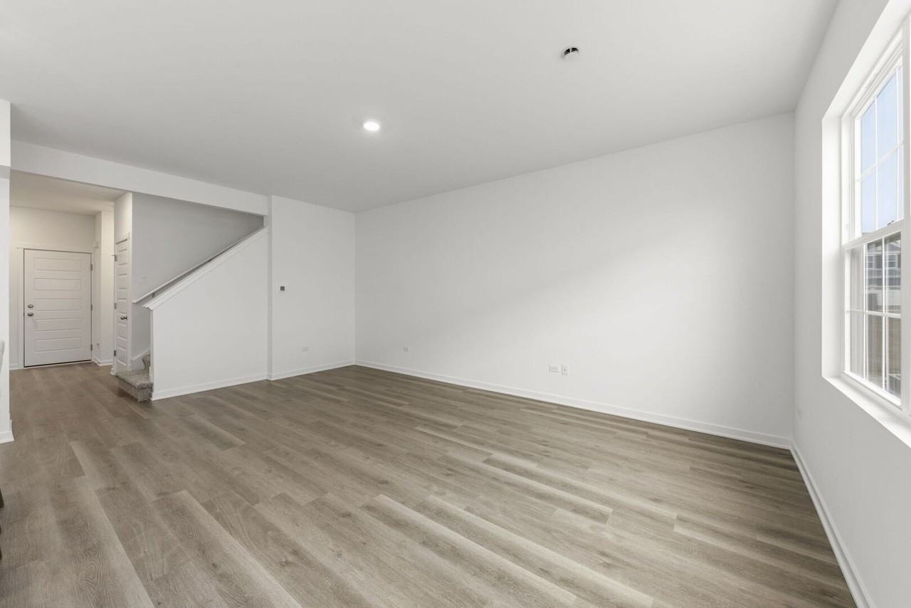 1733 Stable Ln - Photo 7 of 23