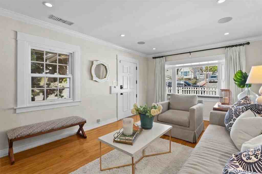 830 Sheldon St - Photo 2 of 21