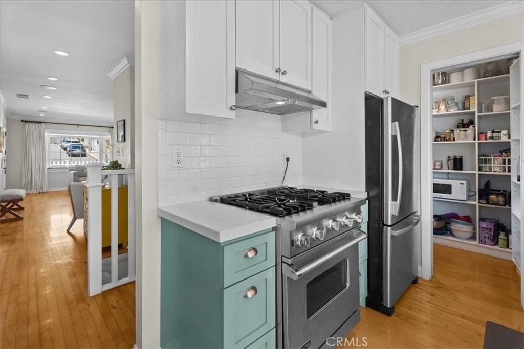 830 Sheldon St - Photo 4 of 21