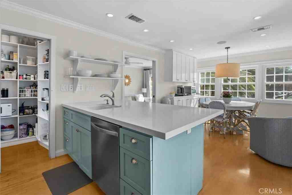 830 Sheldon St - Photo 5 of 21