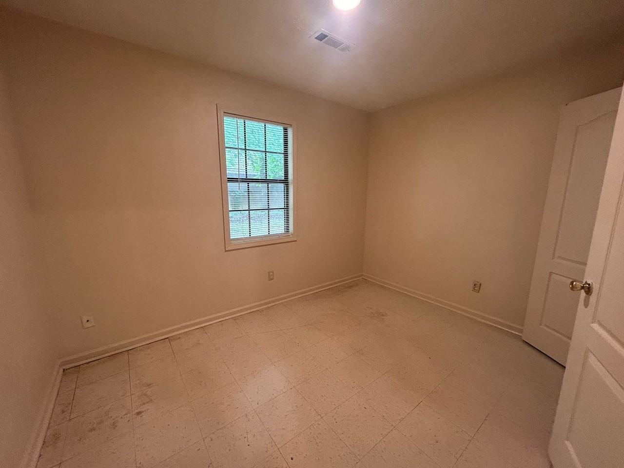 20 Tina Dr - Photo 4 of 6
