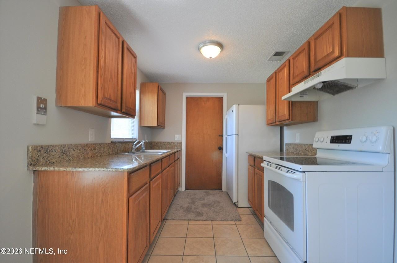 10930 Whitly Ct - Photo 3 of 18