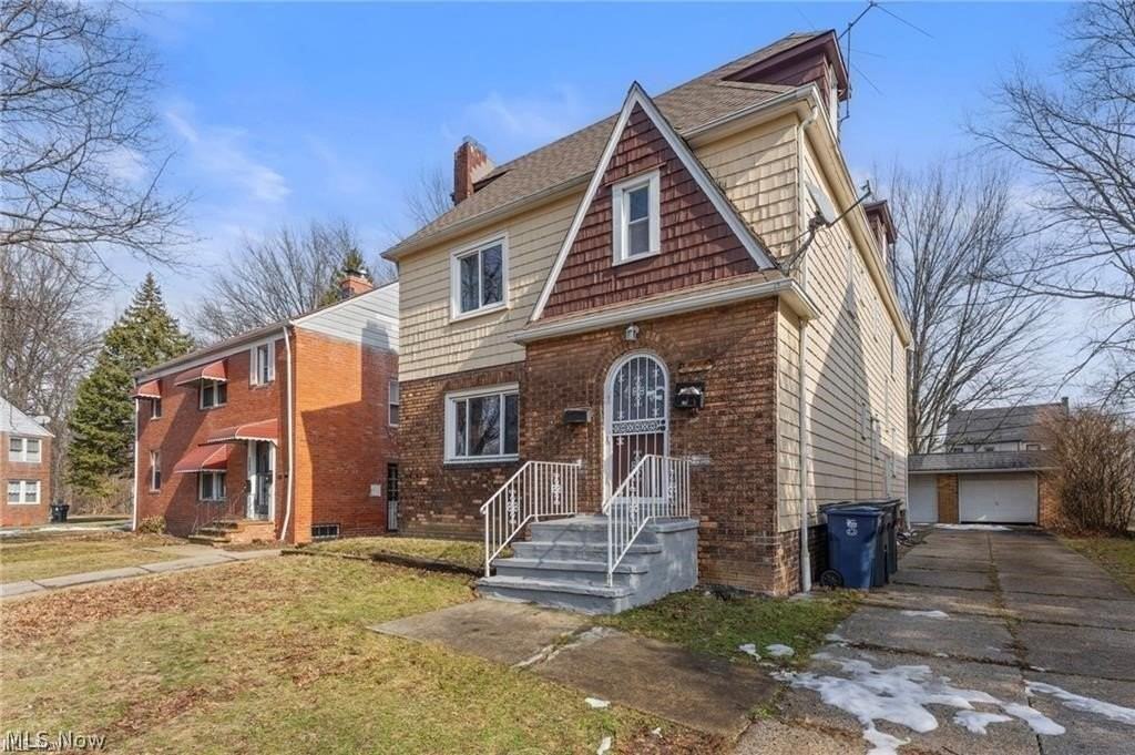 876 Eloise Dr - Photo 2 of 26