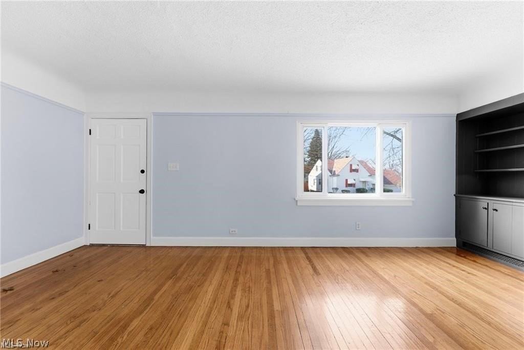 876 Eloise Dr - Photo 5 of 26