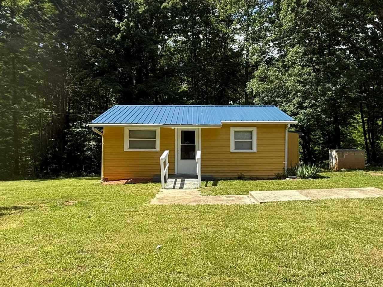 1208 S Coolwell Rd - Photo 2 of 16