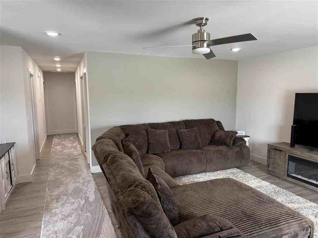 742 N Clark St - Photo 6 of 16