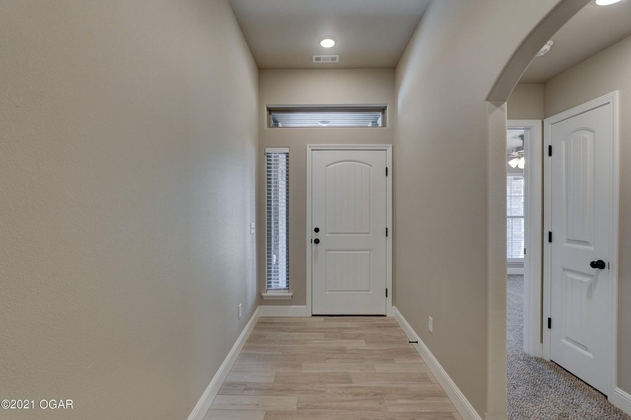2632 S Lois Ln - Photo 3 of 32