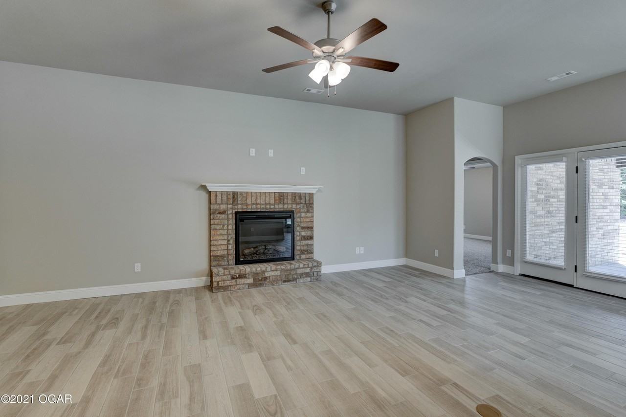 2632 S Lois Ln - Photo 4 of 32