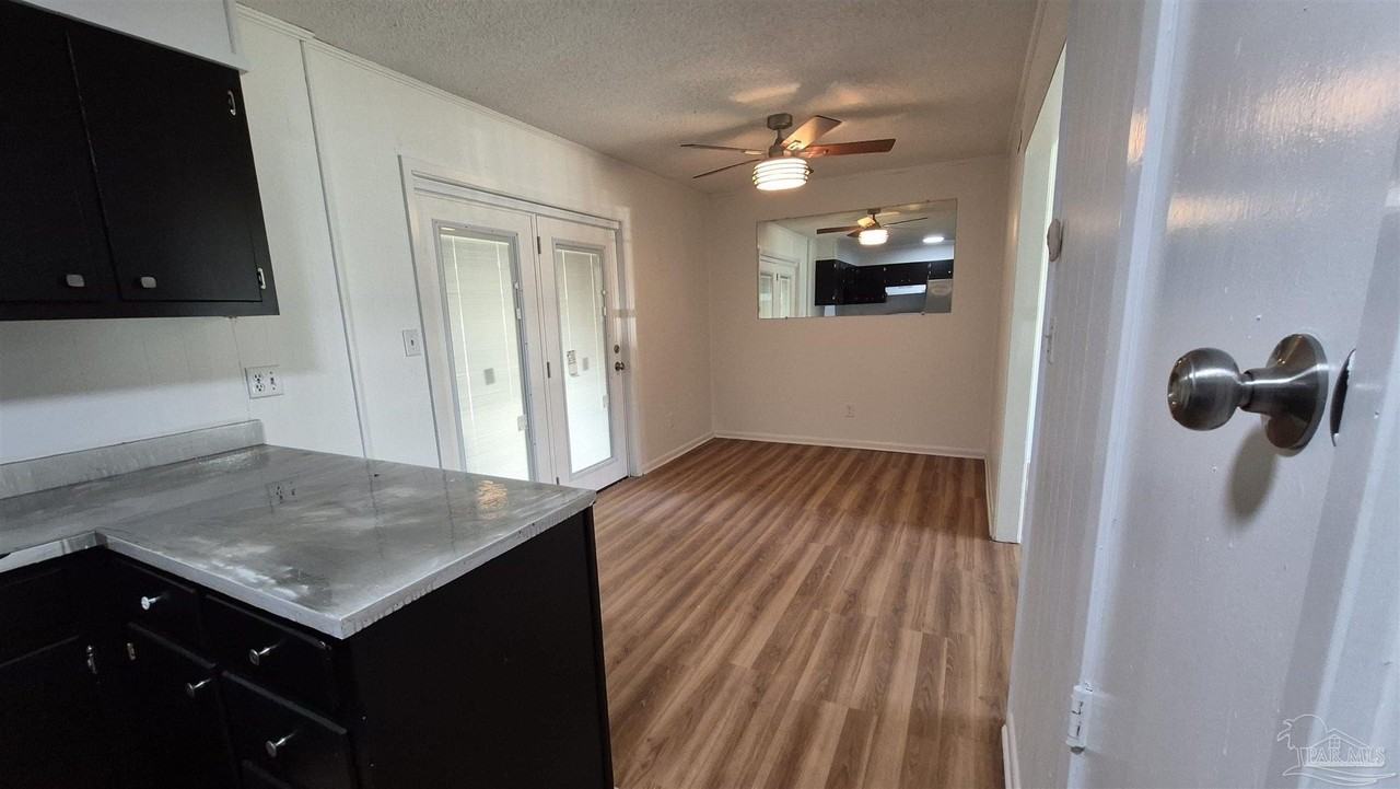 852 Garnet St - Photo 3 of 10