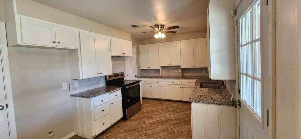 2601 Bedford Dr - Photo 5 of 17