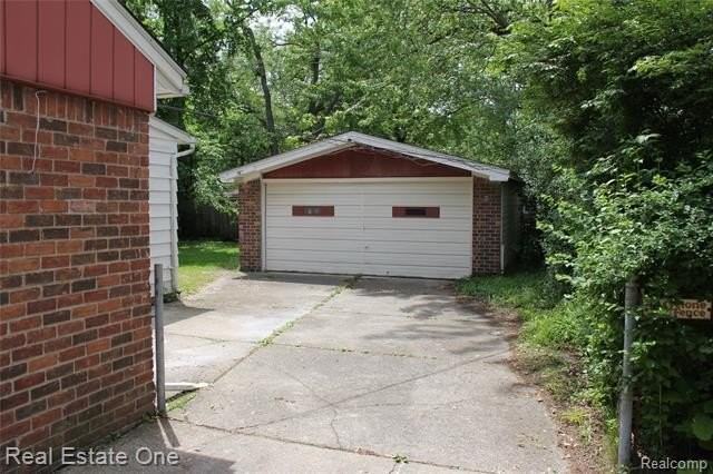 28051 Stuart Ave - Photo 4 of 32