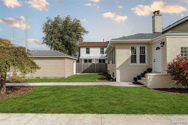 33316 Jefferson Ave - Photo 4 of 50