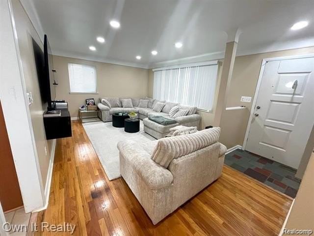 31015 Dorais St - Photo 3 of 16