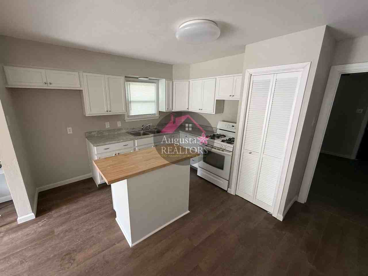 801 S 17th St - Photo 3 of 8