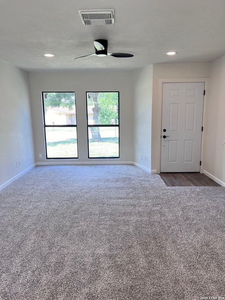 842 Saddlebrook Dr - Photo 3 of 15