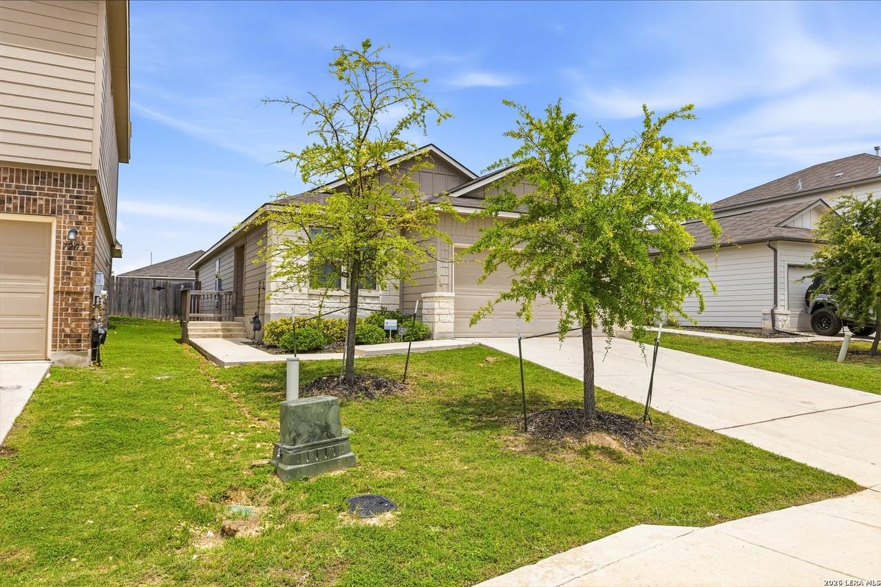 7207 Littlefoot Ln - Photo 2 of 26