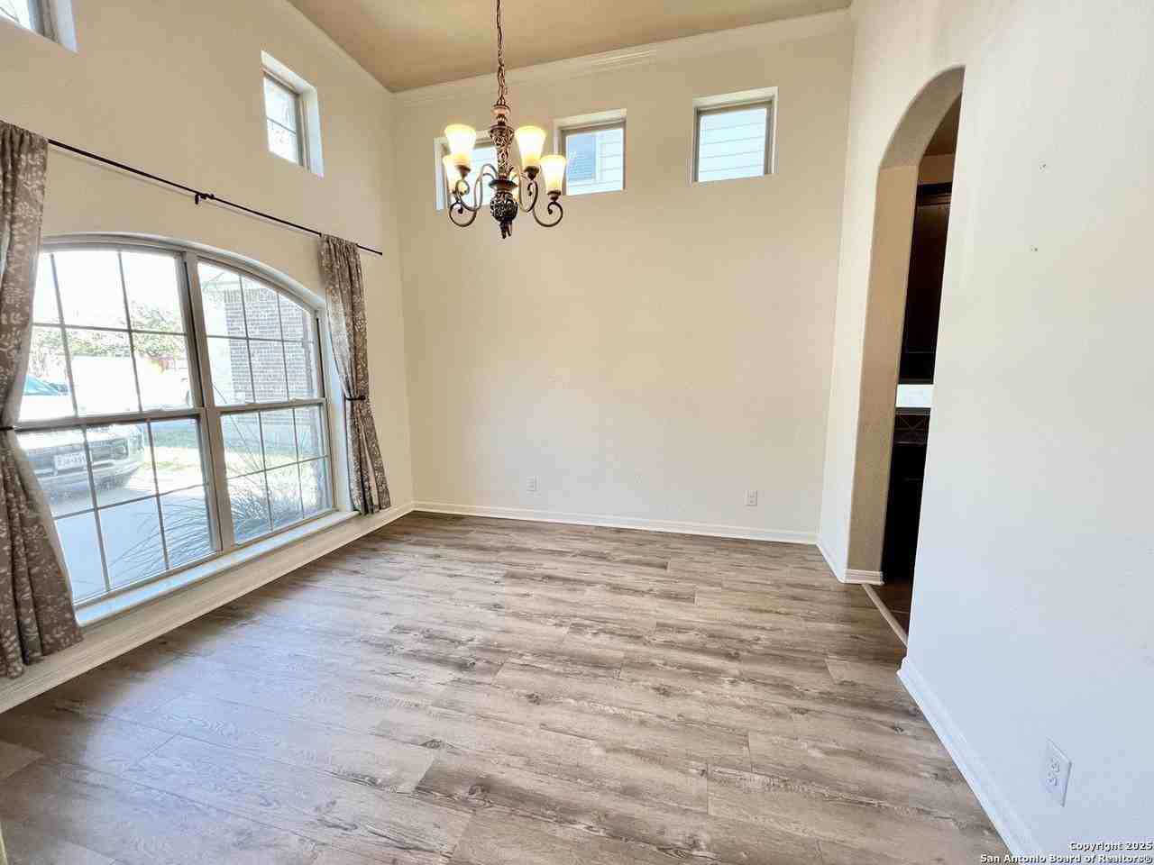 121 Krieg Dr - Photo 4 of 33