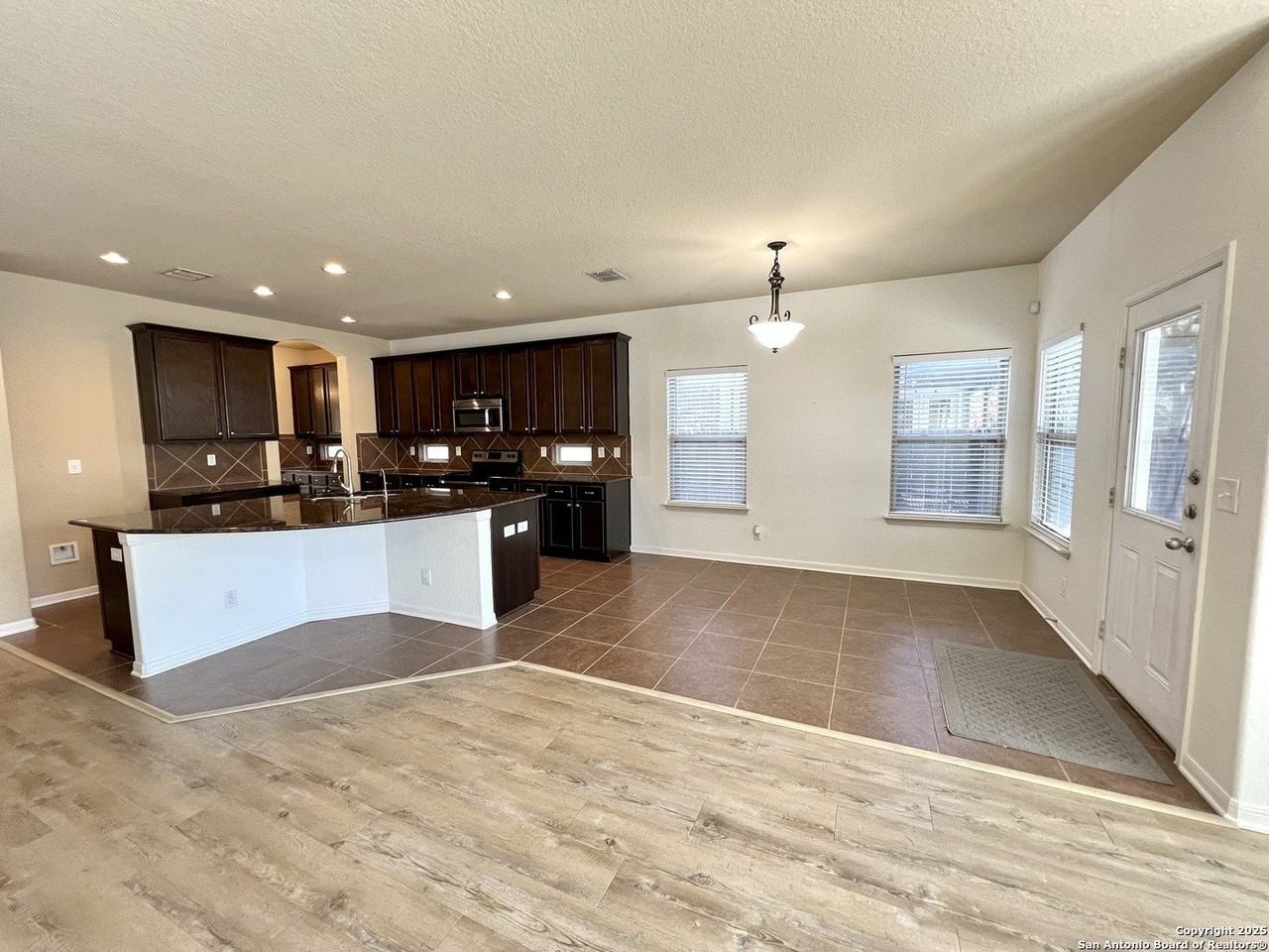 121 Krieg Dr - Photo 7 of 33