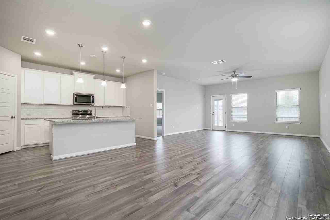 1253 Ella Xing - Photo 6 of 25