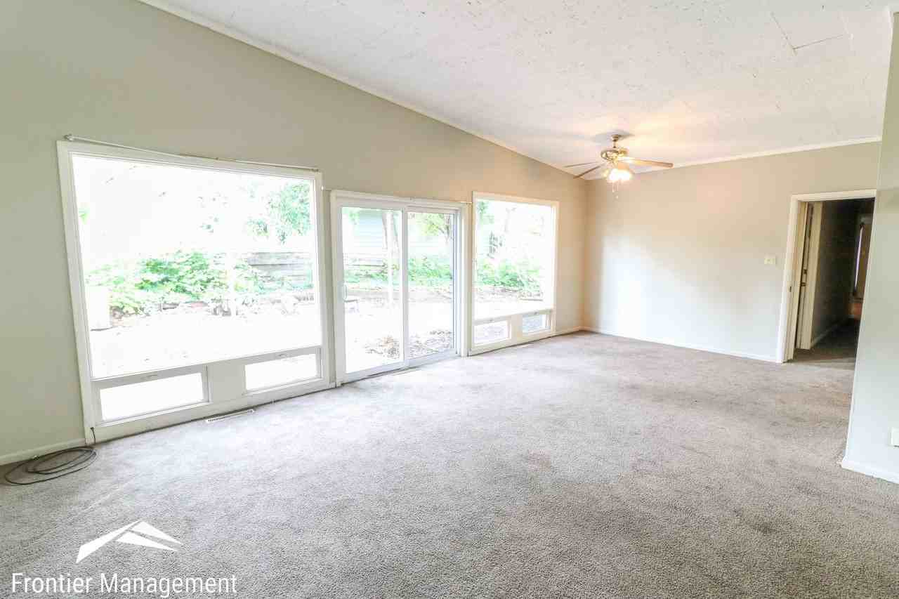 1425 Harry Rd - Photo 3 of 17