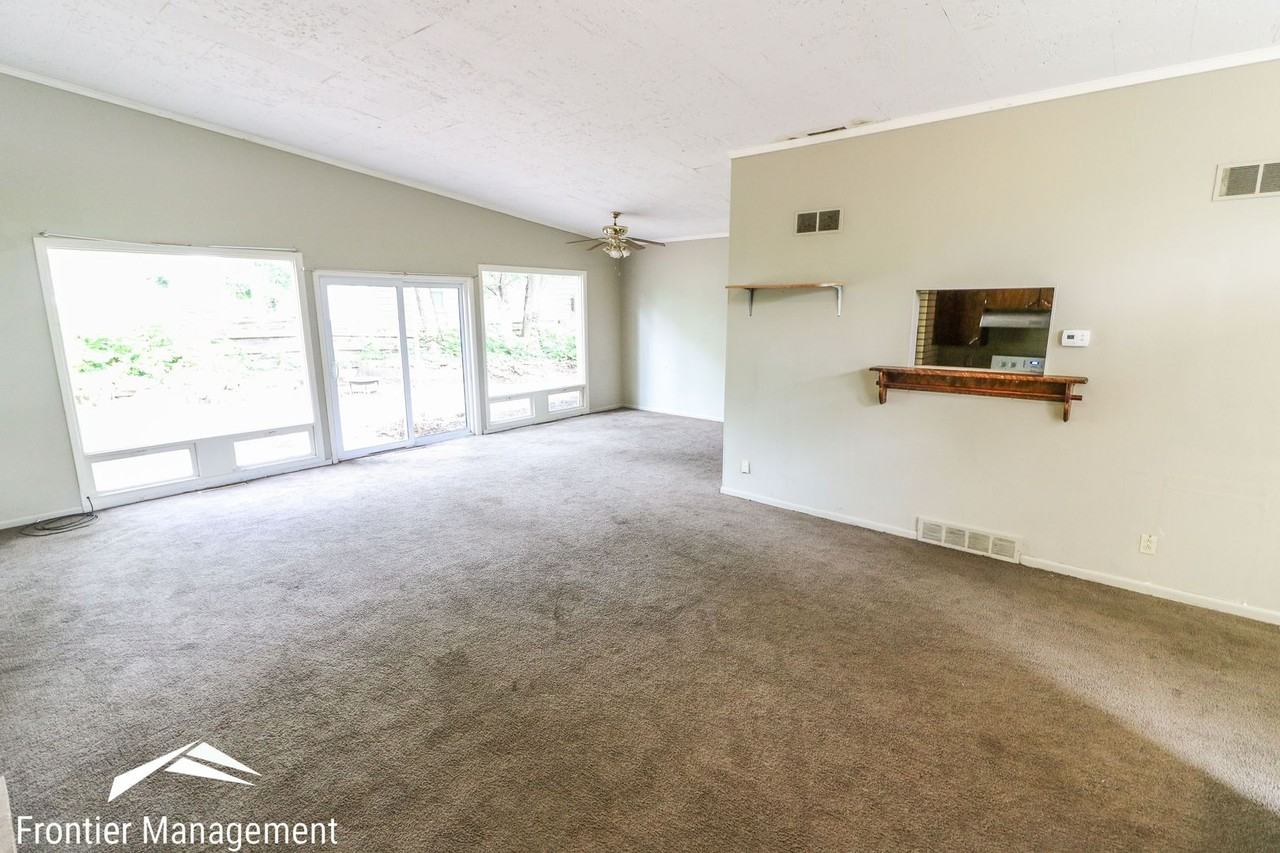 1425 Harry Rd - Photo 4 of 17