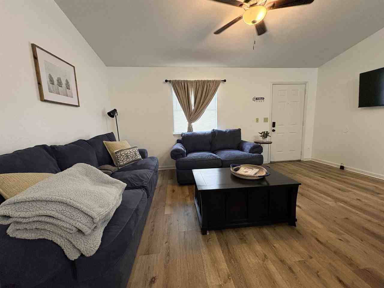 2073 Continental Ave - Photo 4 of 15