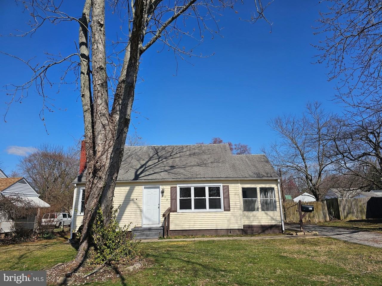 73 Upland Ave - Photo 3 of 35