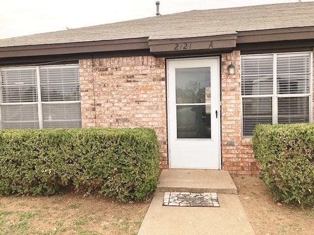 2121 S Loop 289 - Photo 2 of 17