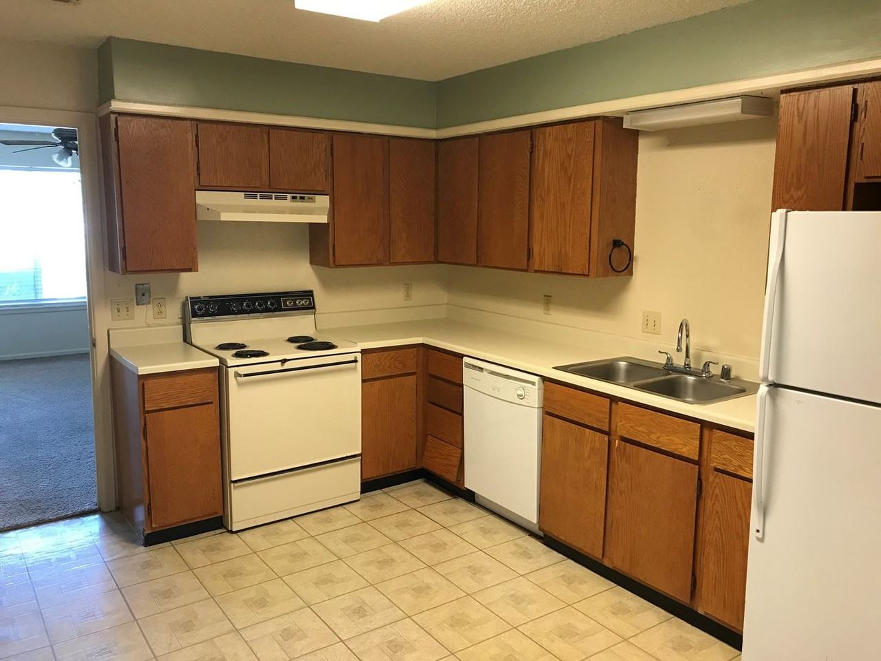 2121 S Loop 289 - Photo 6 of 17