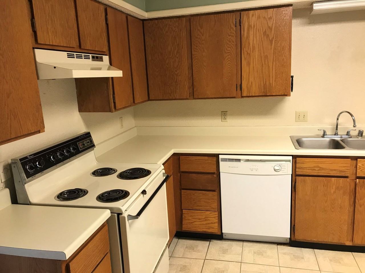 2121 S Loop 289 - Photo 7 of 17