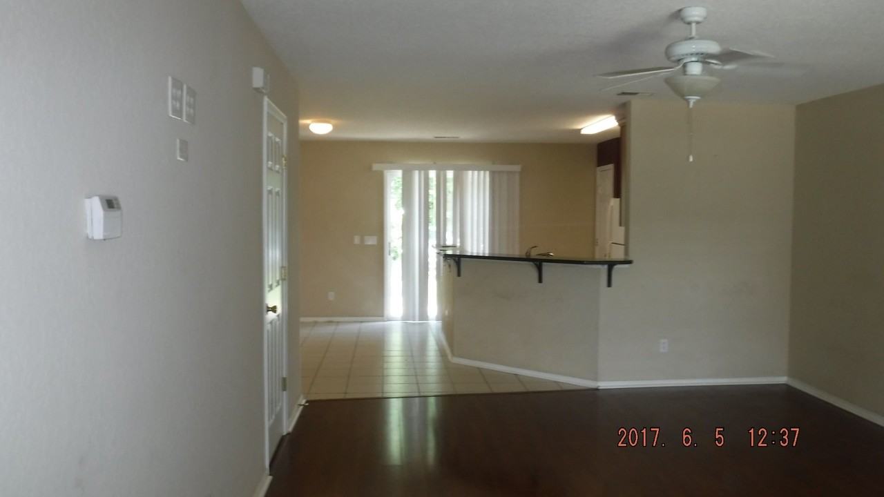 110 University Pkwy - Photo 2 of 11