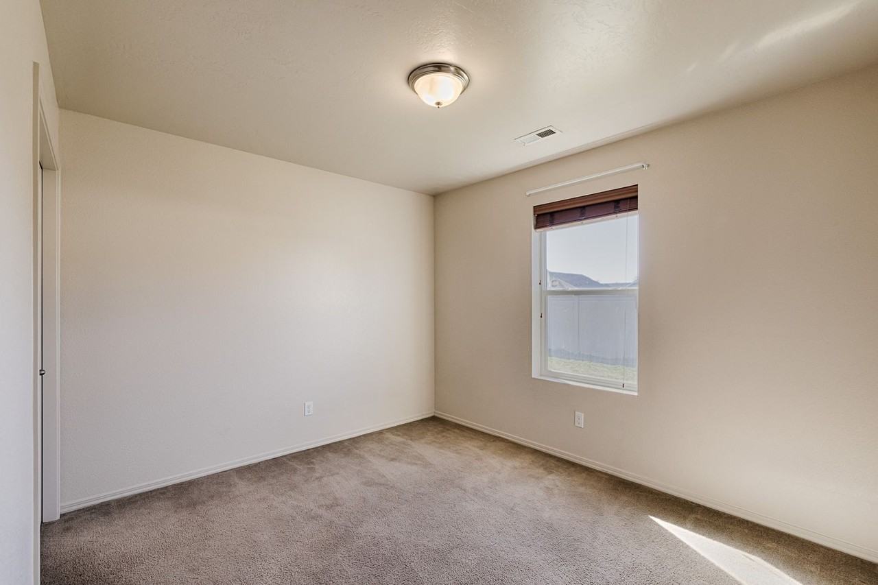 1052 N Starbright Ln - Photo 2 of 28