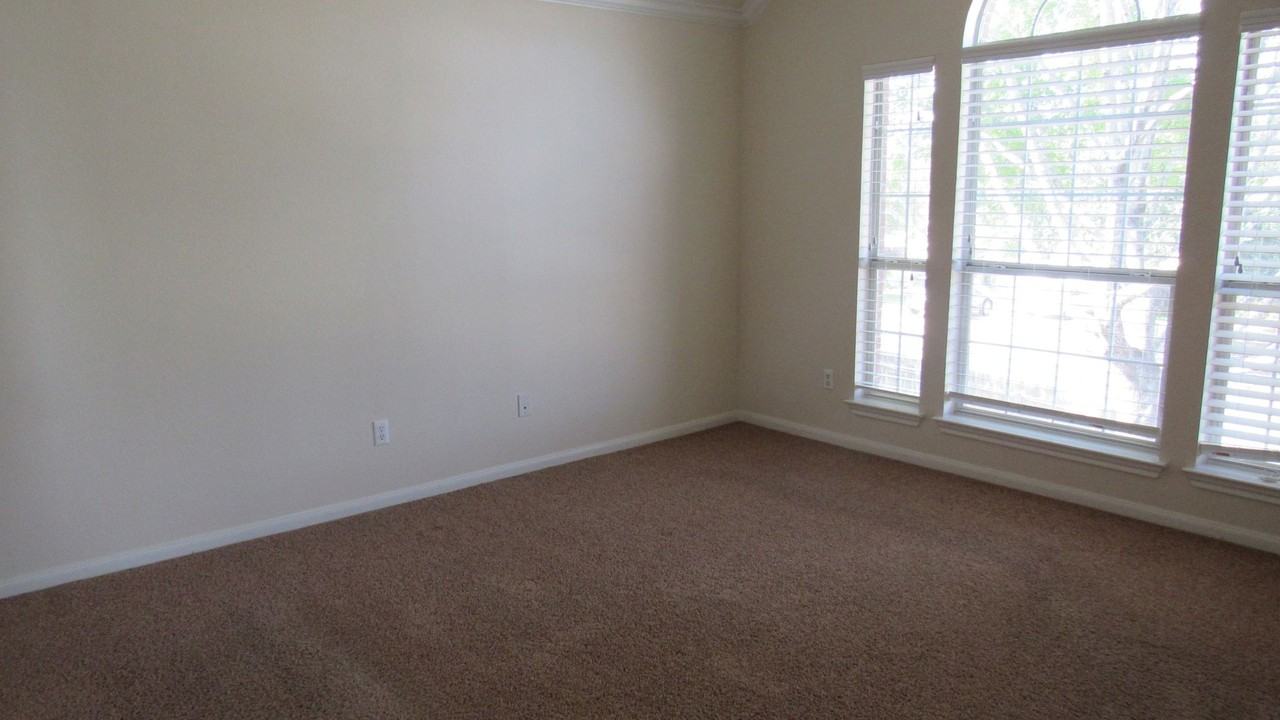 2033 Creole Dr - Photo 5 of 13