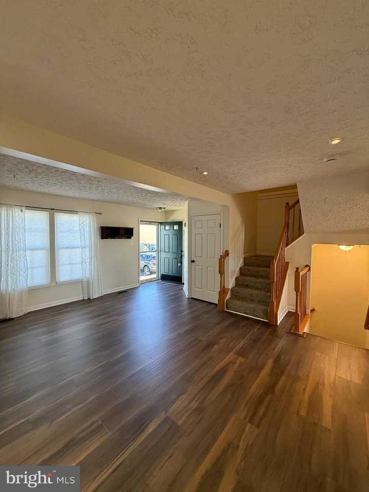 1064 Jeanett Way - Photo 4 of 43