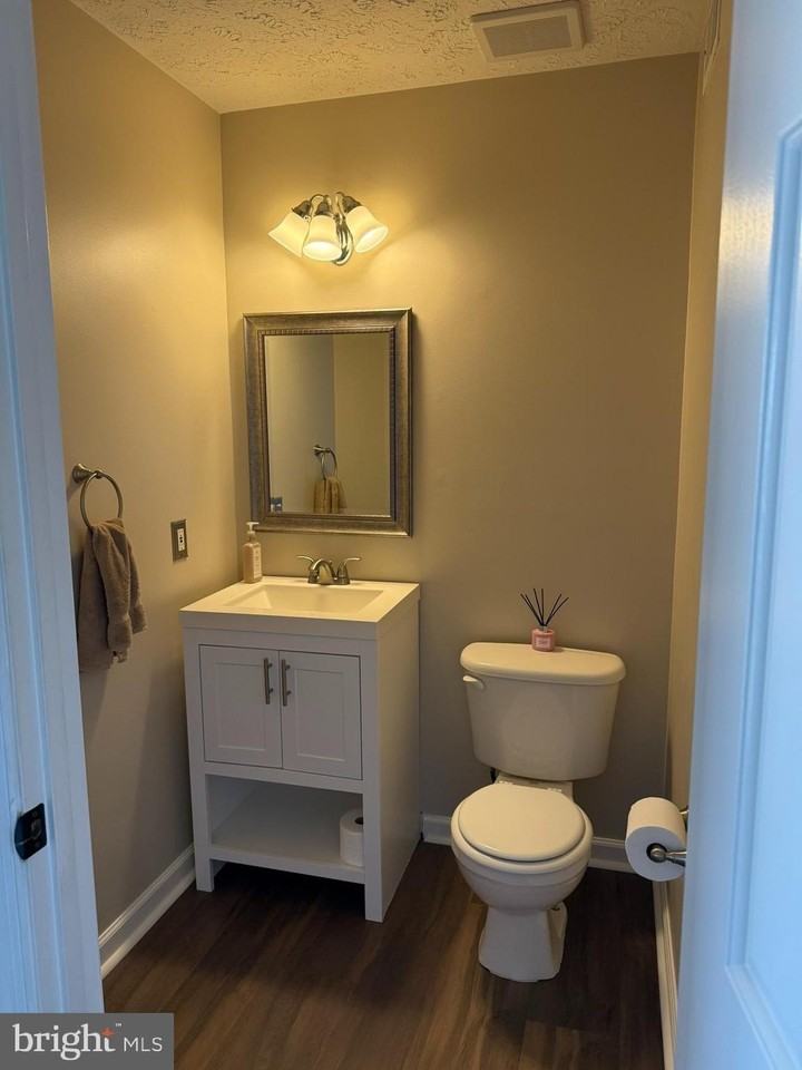 1064 Jeanett Way - Photo 5 of 43