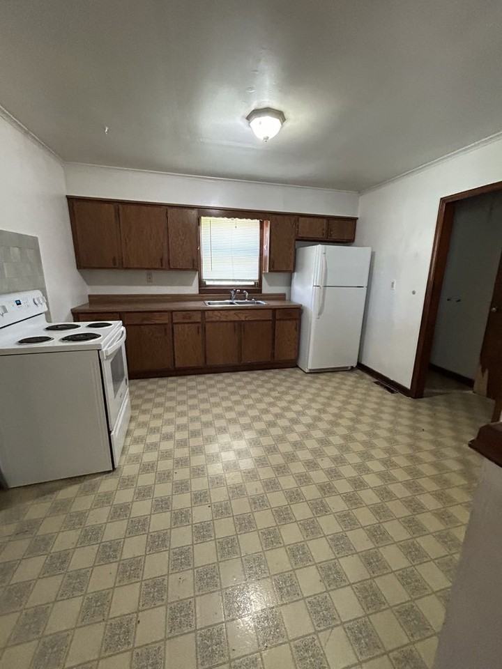 403 E Jefferson St - Photo 3 of 11