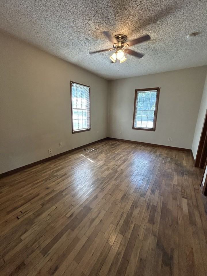 403 E Jefferson St - Photo 4 of 11