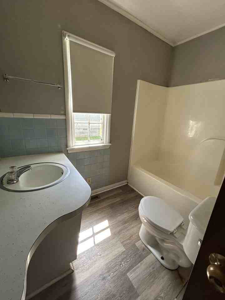 403 E Jefferson St - Photo 6 of 11