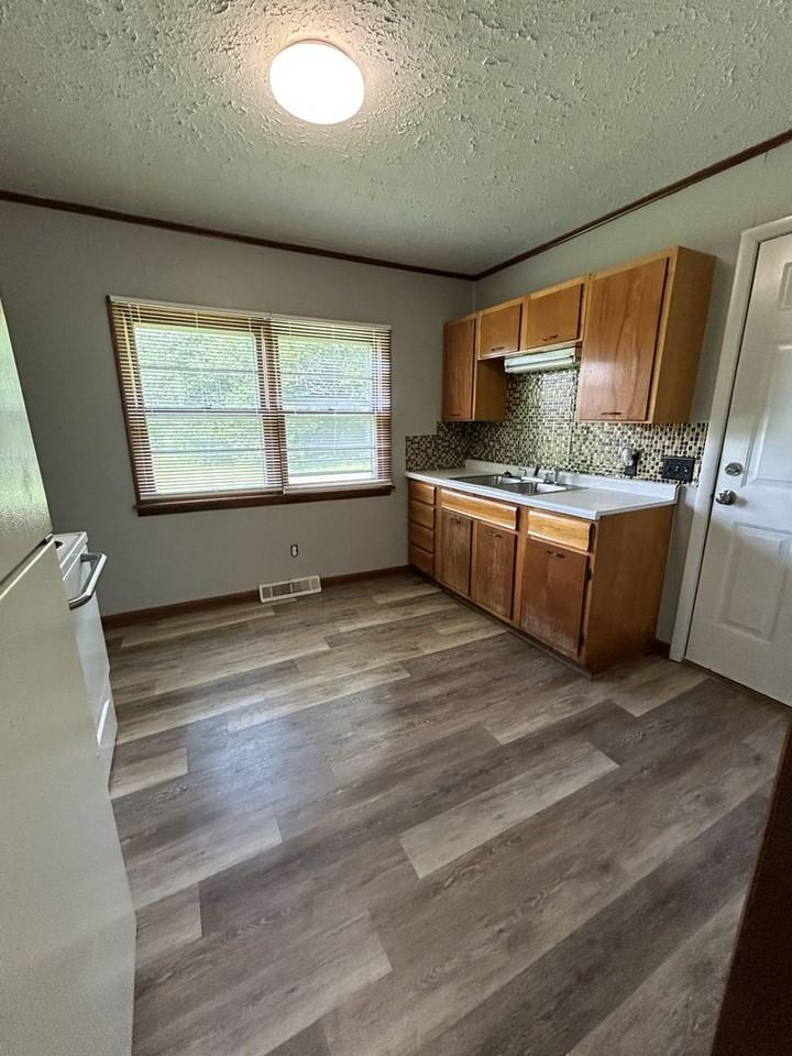 1007 E Monroe St - Photo 3 of 10
