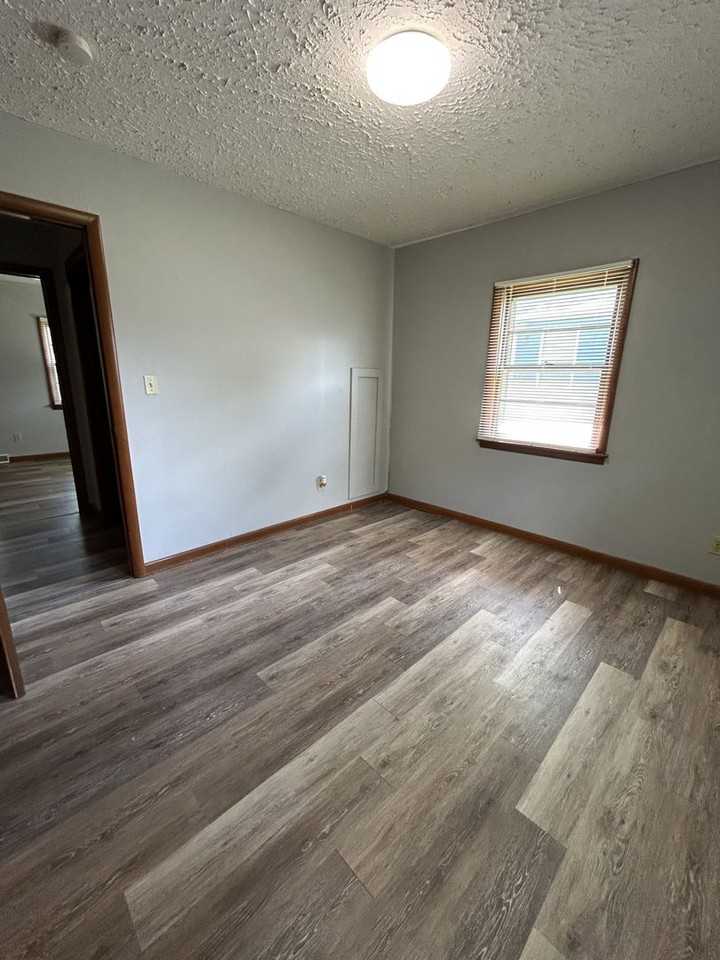 1007 E Monroe St - Photo 6 of 10