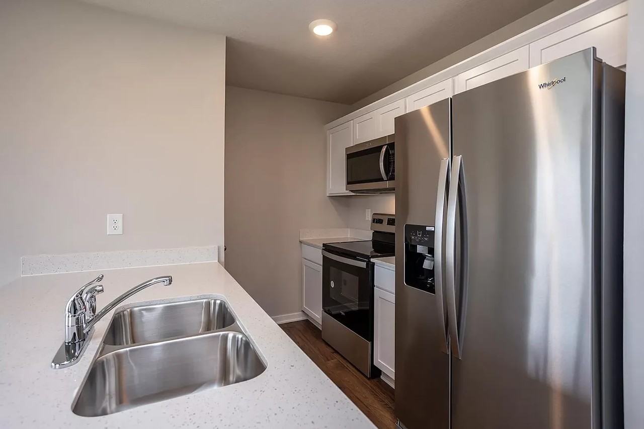 1112 Cove St Se - Photo 4 of 10