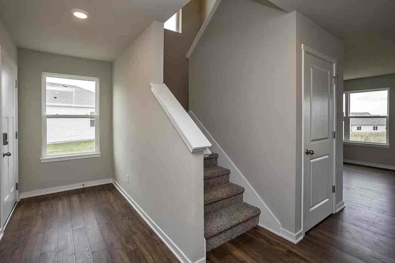 1112 Cove St Se - Photo 6 of 10