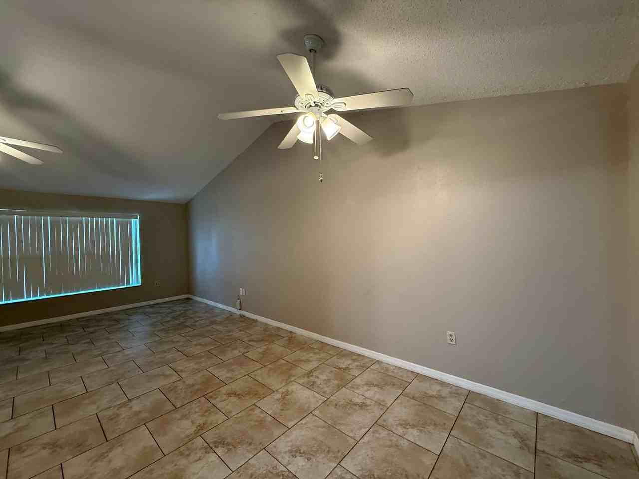 7733 Atherton Ave - Photo 6 of 30