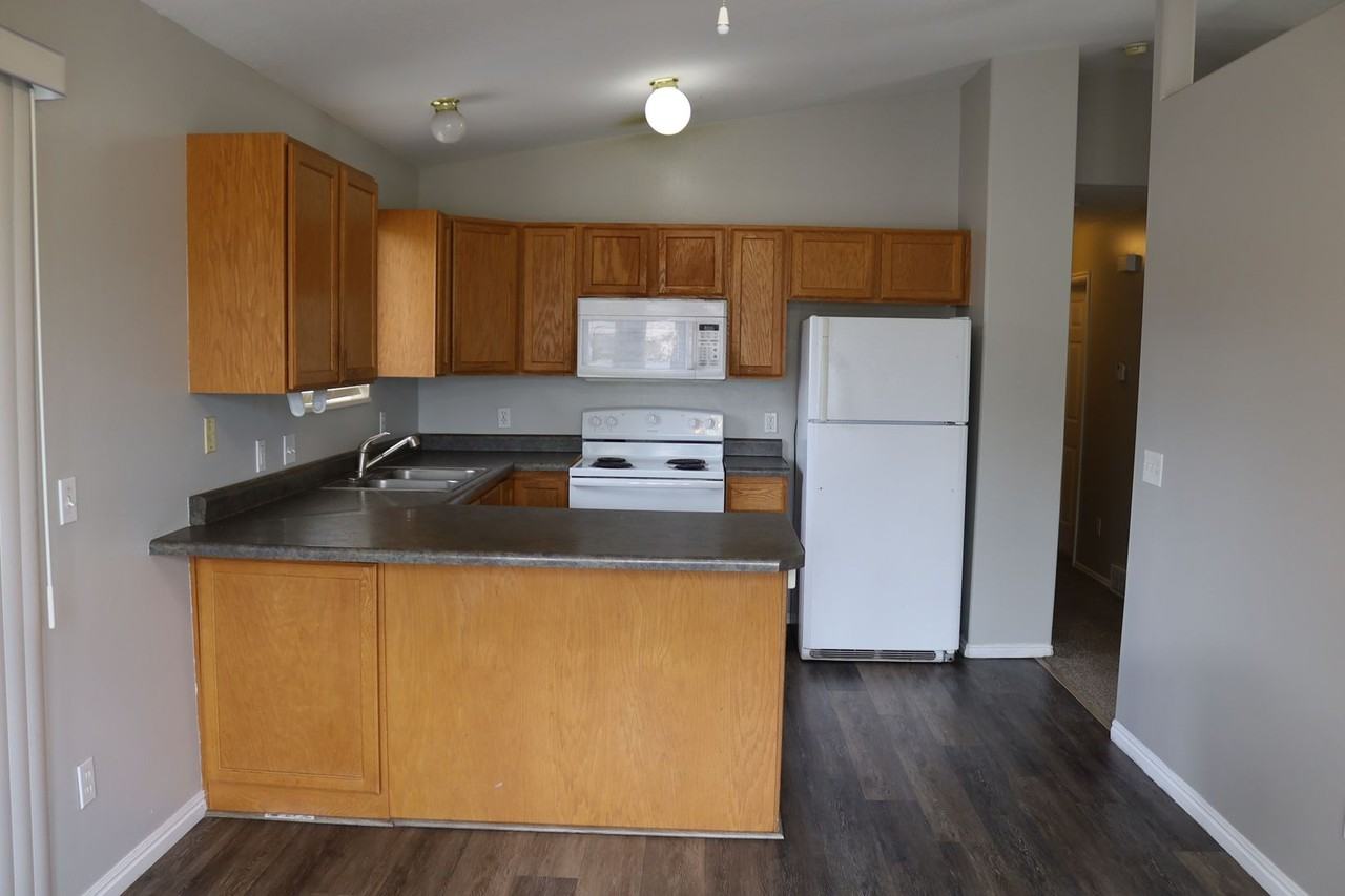 975 E 170 N - Photo 3 of 21