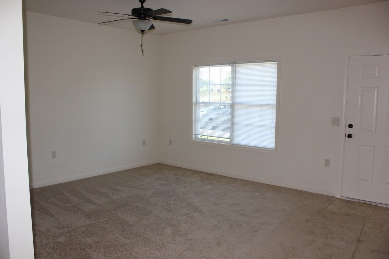 1033 Wellington Dr - Photo 5 of 16