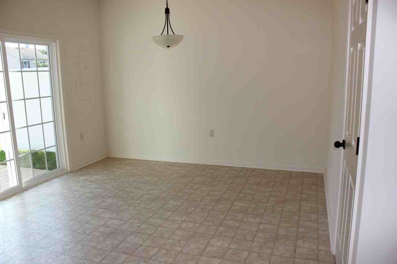 1033 Wellington Dr - Photo 7 of 16