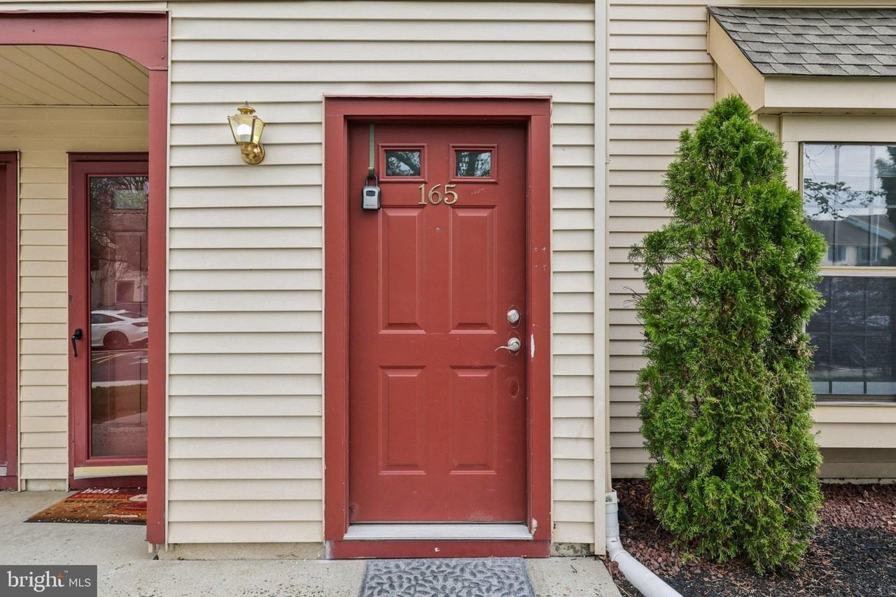 165 Wyndham Pl - Photo 3 of 34
