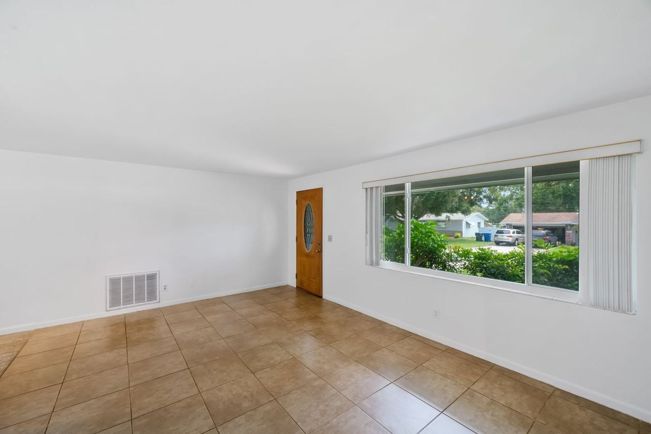 1812 Lady Mary Dr - Photo 4 of 41